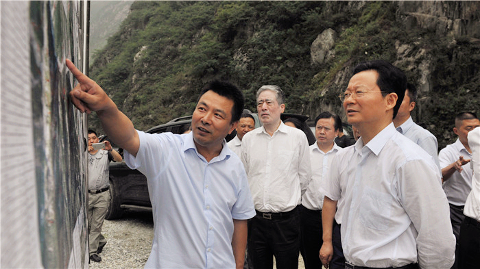 副省长王铭晖实地察看我公司锄头沟地灾治理工程